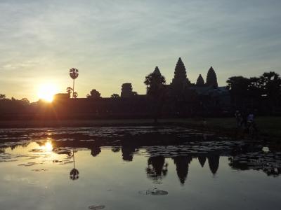朝焼けのアンコールワット