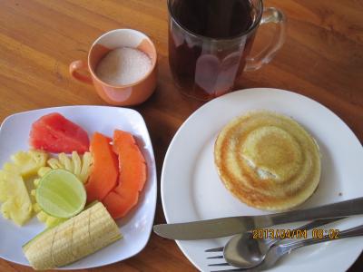 バナナ・ジャッフル、フルーツ、紅茶の朝食