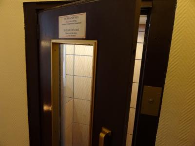 エレベータの手動式ドア