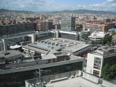 部屋からの眺め2。広い四角いエリアはカリフールの屋根。