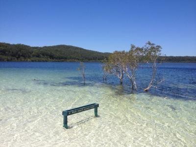 歩いて誰もいないマッケンジー湖ビーチへ（メインビーチは別