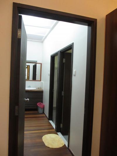 お湯シャワーを出す時は壁にあるスイッチを入れる