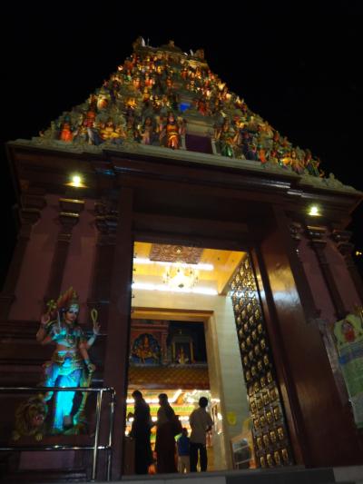 夜のヒンドゥー教寺院はカラフルでとてもキレイです。