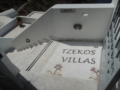 入口。ここから下りて、断崖絶壁に沿ってヴィラがあります。