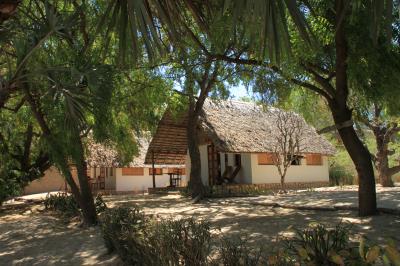 ビーチから見たホテルのバンガロー