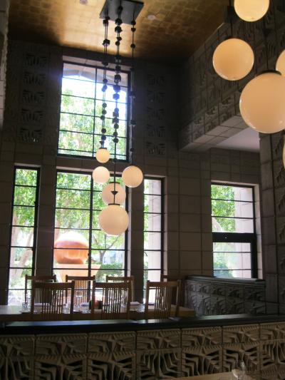 いくつかあるけど、ここはフェンシーなレストラン