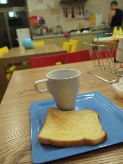 朝ご飯。卵は自分で調理します。今日はトーストとコーヒーに。