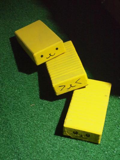 ホステルの前にいた黄色いブロックたち