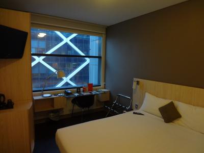 清潔な部屋。部屋から見えるのは向かいのオフィスビルでした。