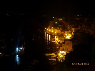 部屋から見た夜の港町コッリチェッラ