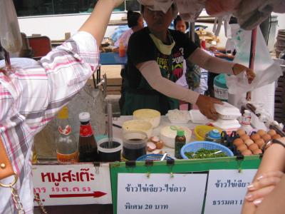 チャダホテルの隣のコンビニ前の屋台