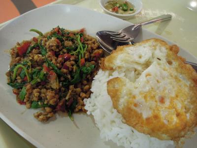 ガツンとくる辛さのガッパオムー！でもうまい！