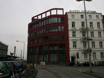 白い建物がホテル。左側はフランクフルト中央駅です。