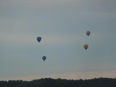 夕方６時頃、熱気球が飛んでいるのが見えました。