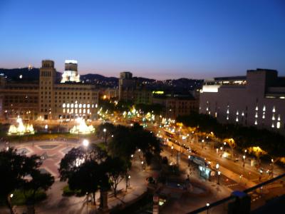 部屋からカタルーニュ広場（夜景）