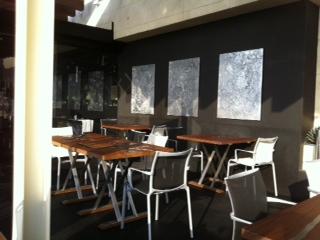 朝食はプール横のテラスで