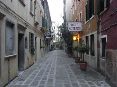 この路地の突き当り左側がホテル