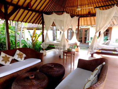 デイベッドのある開放的なリビング