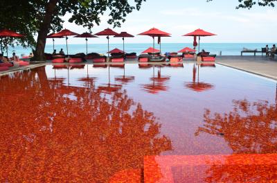 赤いプールです