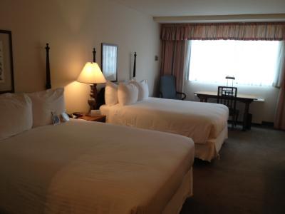 広々した室内に快適マットレスの清潔なベッド