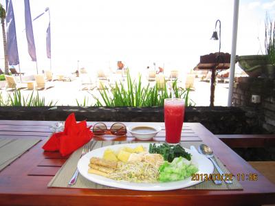 サヌールのビーチサイドの遊歩道沿いにあるお店です