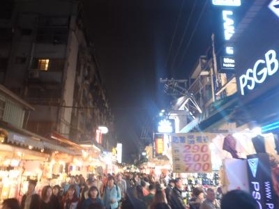 地上と地下に沢山の出店があります