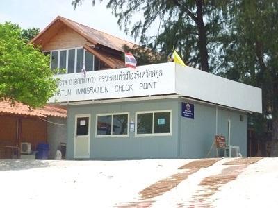 ホテルの隣はイミグレーション。マレーシアに行く人には便利。