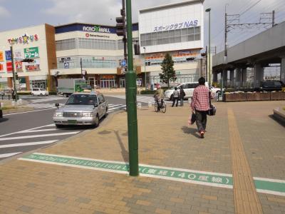 東経140度線が走る新鎌ヶ谷駅入り口