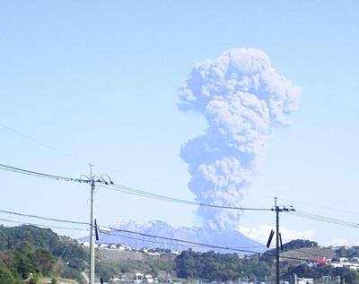 噴煙を上げる桜島