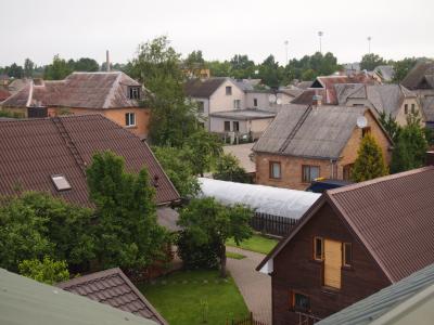 天窓から覗いた景色、住宅街の中にある。