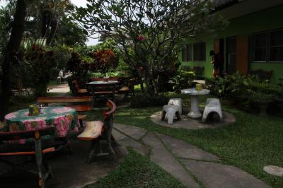 中庭側から客室側を見る