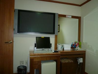テレビは大型、ネットも無料で使用可。