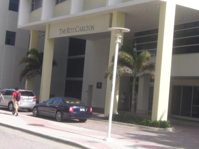 ホテルの正面エントランス