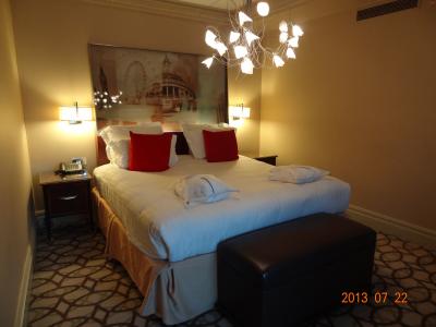 スイートの寝室