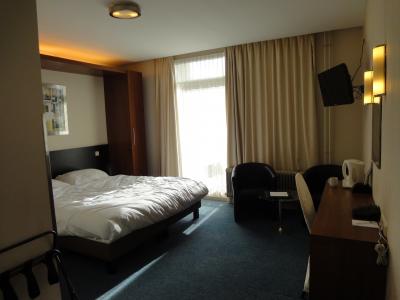 とっても広々。TVのチャンネルは多いけど微妙かも