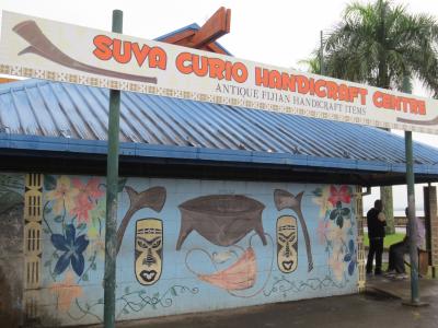  手作り民芸品がたくさん　Suva Curio Handicraft Centre