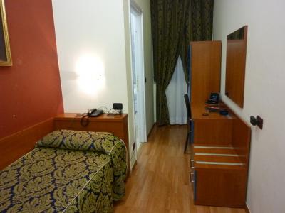 ベッドの幅も狭く、お部屋も狭めです。