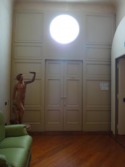 客室の入口です。買い物の荷物をソファーに置いて鍵を開けました