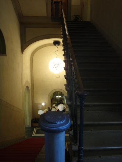 階段からみたレセプションの様子