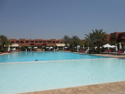 ホテルのプールとしては破格の広さです。