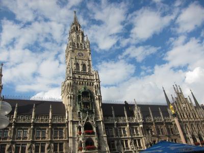 夏、市庁舎の中庭でのビールは格別です