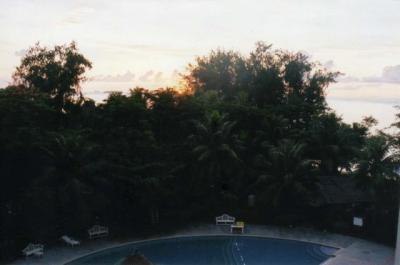 部屋からホテルのプール。マニャガハ島も見えます。