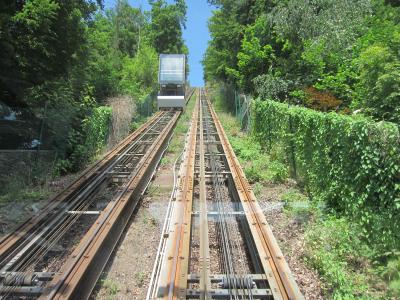 専用ケーブルカーで丘の上のテルメへ