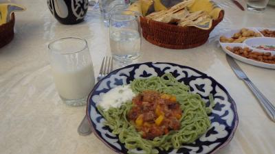 昼食のパスタ。ヨーグルトも美味しい。