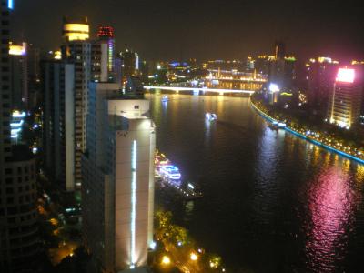 窓からの珠江の夜景