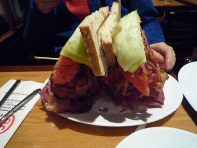 とにかく大きいパストラミサンド!!