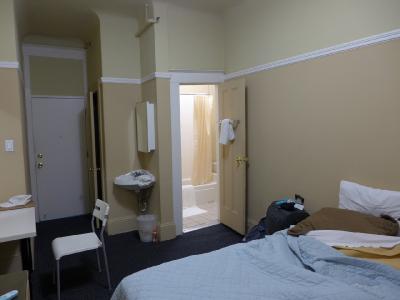 建物は古いが清潔感はある。洗面台が小さい。