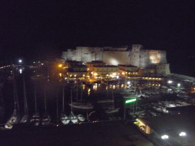 部屋の窓からの眺め　卵城とサンタルチア港の夜景