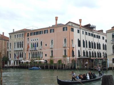 淡いオレンジ色の部分がホテル。入口は右側面の白い側