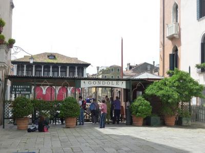 ホテルから出てすぐ右にゴンドラとトラゲットの乗場がある